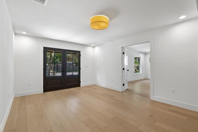 Building Photo - 1520 Villanova Dr