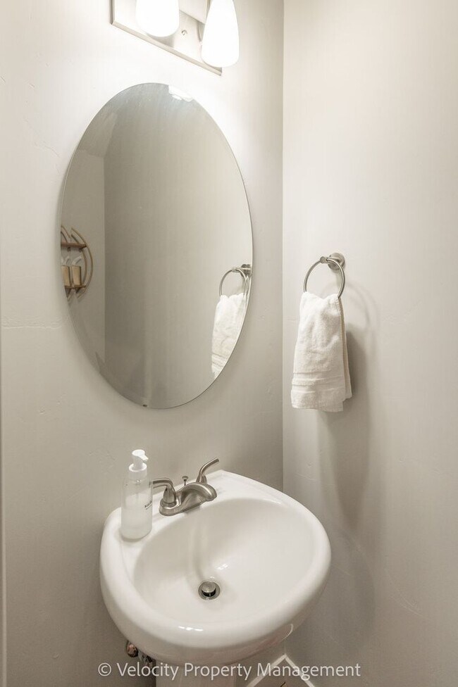Building Photo - Light and Bright Townhome in NW Redmond!