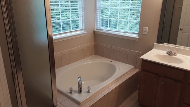 Building Photo - Beautiful three bedroom two-and-a-half bat...