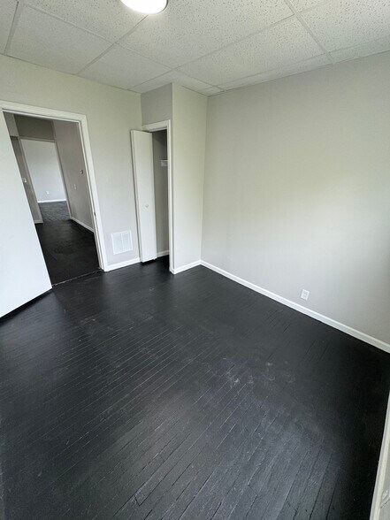 Building Photo - 3860 E 72nd St