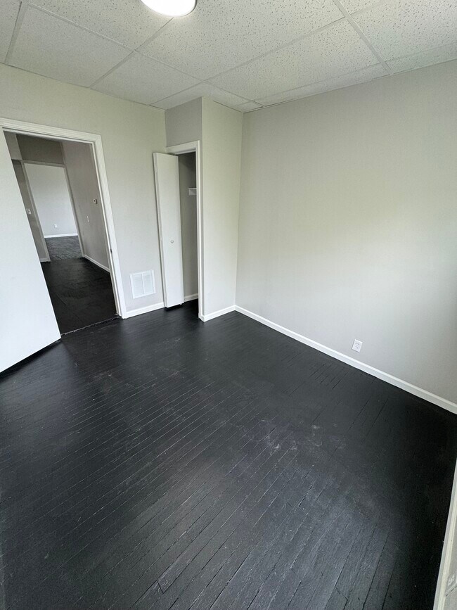 Building Photo - 3860 E 72nd St