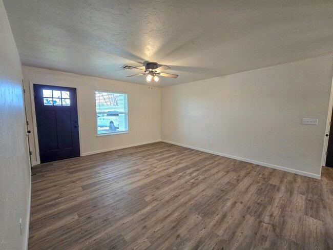 Building Photo - Beautifully remodeled 3 bed 1.5 bath home ...