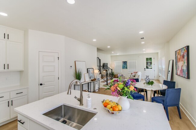 Building Photo - 1107 W 9th Ave