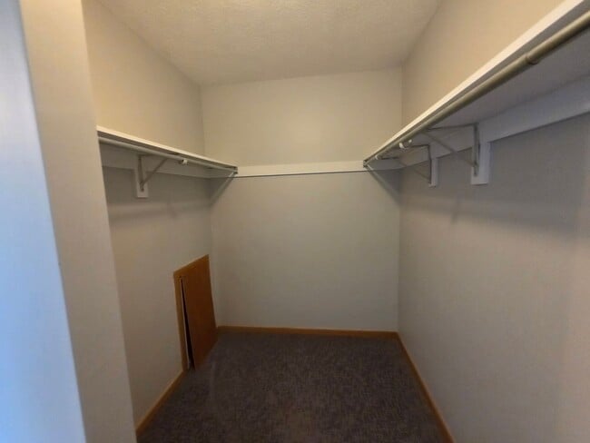 Building Photo - Spacious Town Home in Brighton Heights!