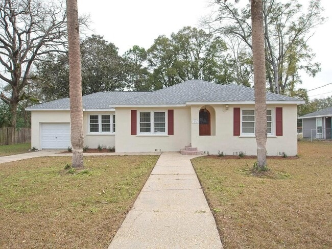 Building Photo - 821 Brett St S