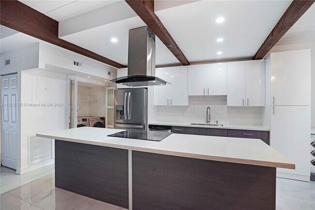 Primary Photo - 701 E Coco Plum Cir