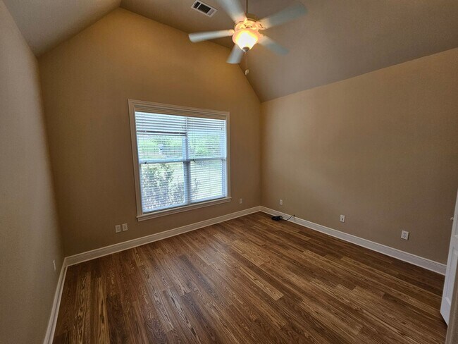 Building Photo - Beautiful Large Home in Johnson