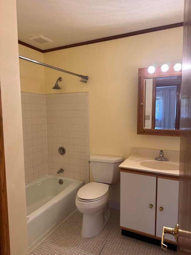 Building Photo - 1321 W Main St