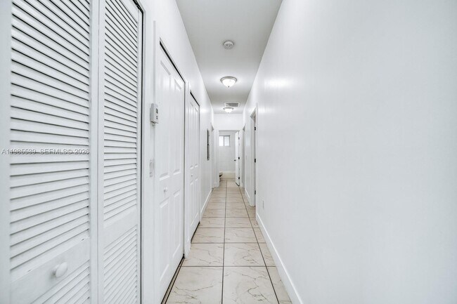 Building Photo - 14708 NE 7th Ave