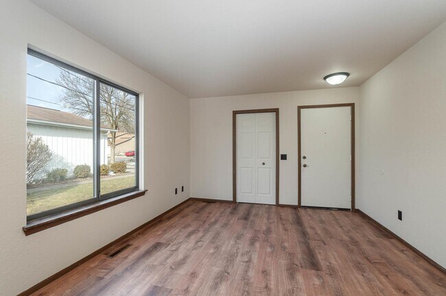 Building Photo - 2 Bedroom Rental Duplex with Attached Garage $1300/month