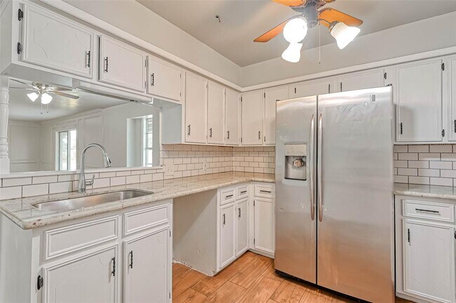 Building Photo - 1801 Laurel Oaks Dr