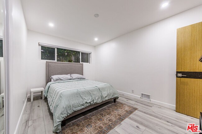 Building Photo - 722 Lincoln Blvd