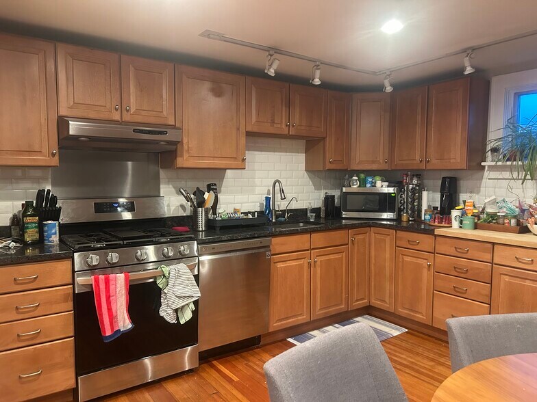 Building Photo - 56 Ash St