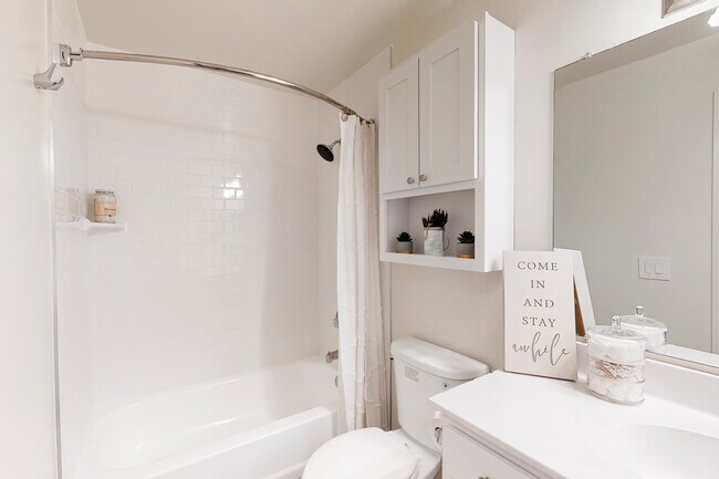 Building Photo - 1411 Johnson Dr