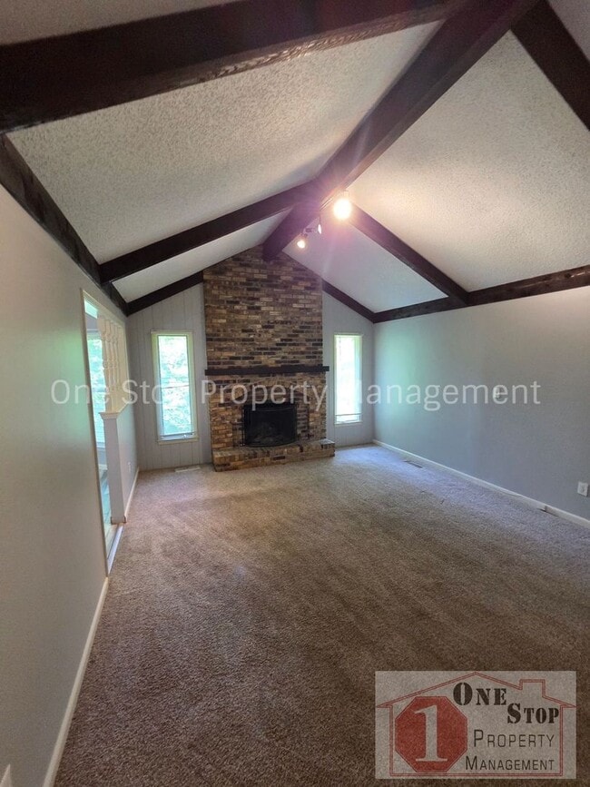 Building Photo - 4 Bedroom, 2.5 Bathroom Home in North Kansas City, Missouri