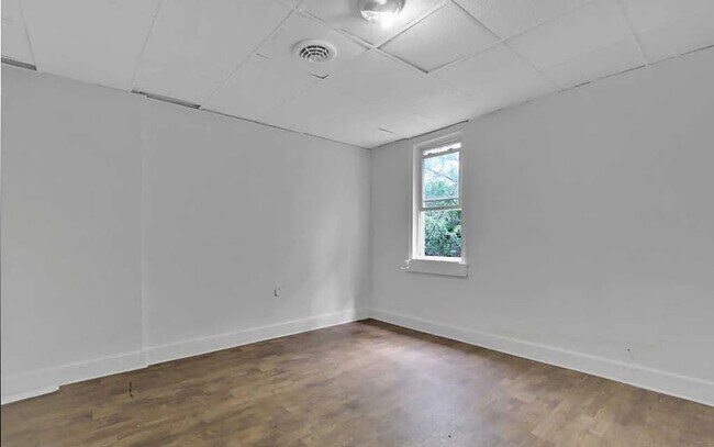 Building Photo - Coming Soon - Spacious 3 Bedroom, 1 Bath H...