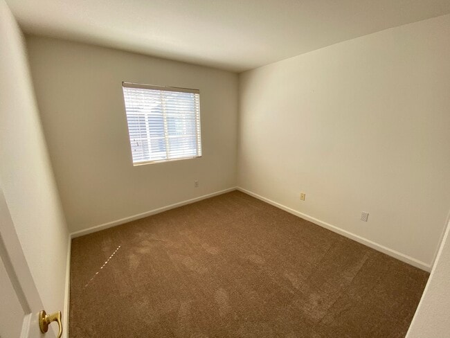 Building Photo - 3 Bed 2.5 Bath Townhouse W/ Attached Garage In Portside Village
