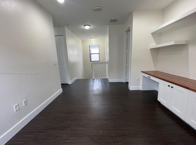 Building Photo - 3316 W 98th Pl
