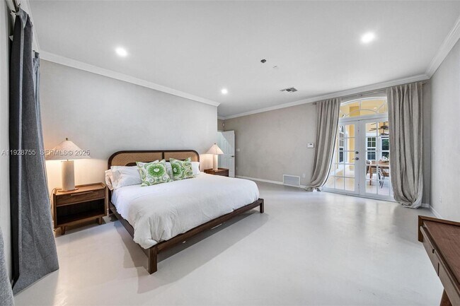 Building Photo - 1033 Almeria Ave