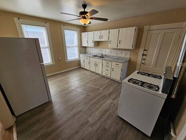 Building Photo - PRICE DROP!! $2,000 - 3 Bed / 1 Bath Apartment in West Manchester's Rimmon Heights with a Semi-Pr...