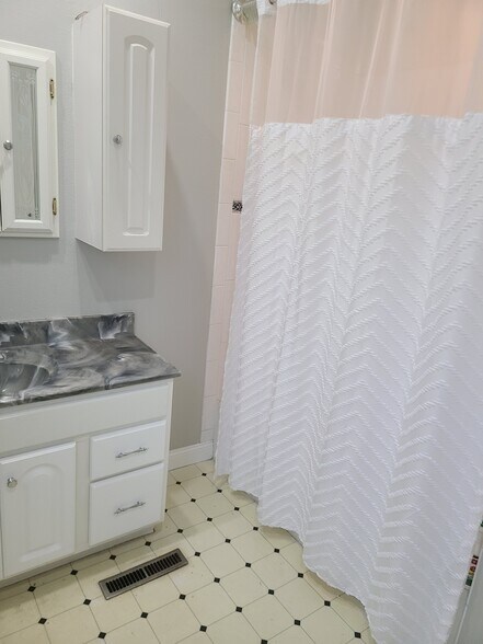 Building Photo - 3981 S Pine Ave