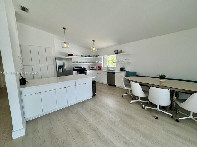 Building Photo - 10911 N Bayshore Dr