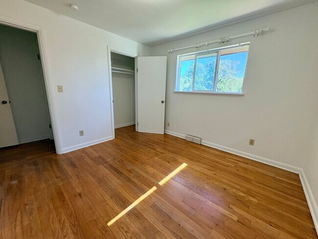 Building Photo - 5 Bed/1.5 Bath Beacon Hill Home with Gorgeous Views!