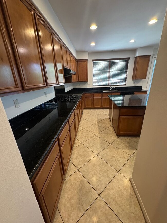 Building Photo - 6 bedroom 4.5 baths in Corona CA