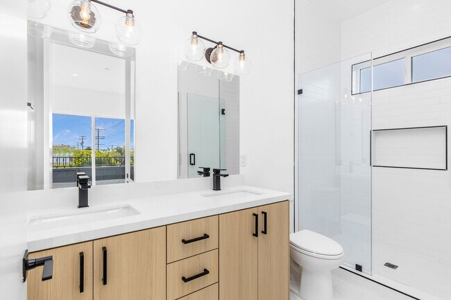 Building Photo - 603 N Harvard Blvd