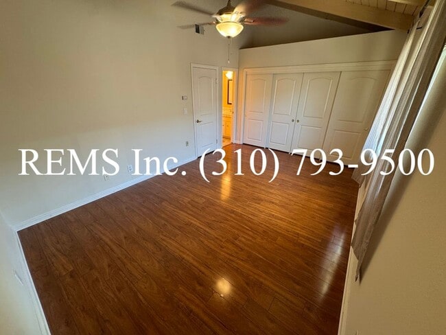 Building Photo - Refurbished Townhome with Laundry Hookups ...