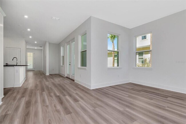 Building Photo - 402 E Oak Ave