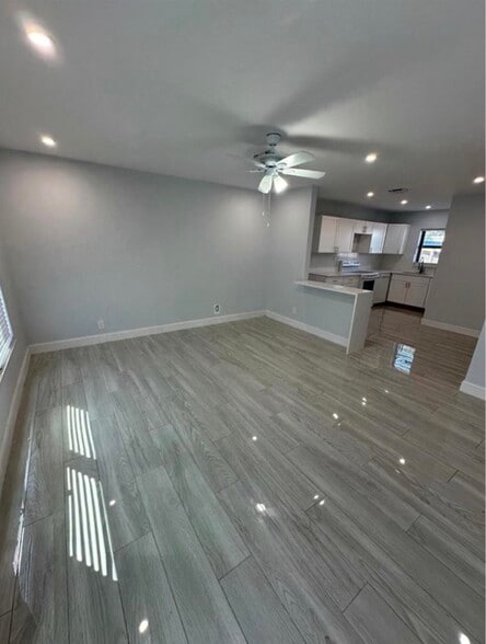 Building Photo - 122 SW 12th Ave