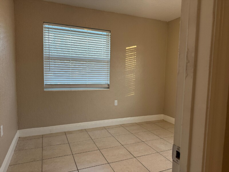 Building Photo - 1665 17th Ave N