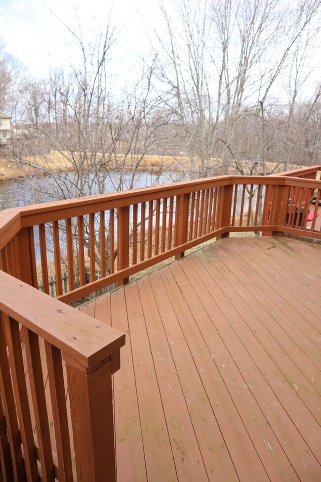 Building Photo - Charming Townhome Nestled in a Private Cul...