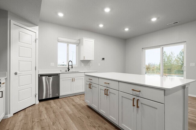 Building Photo - Newer Construction Home in Upriver Drive Neighborhood