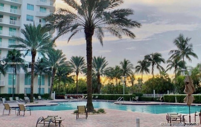 Building Photo - 1755 E Hallandale Beach Blvd