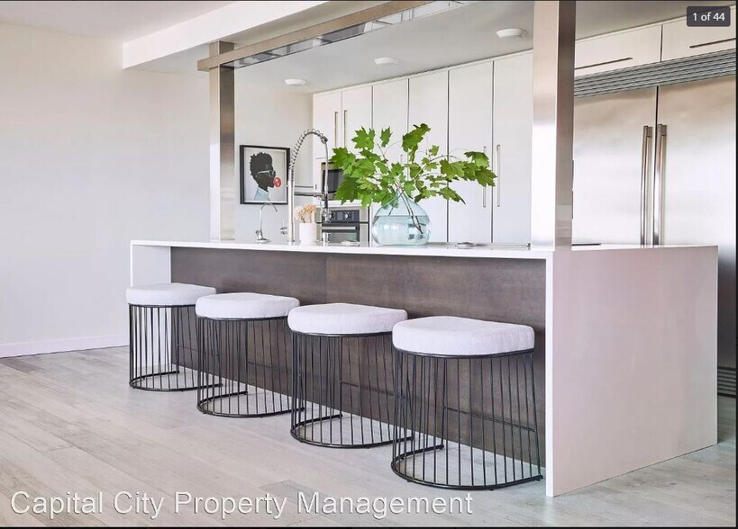 Primary Photo - 700 Grand Ave