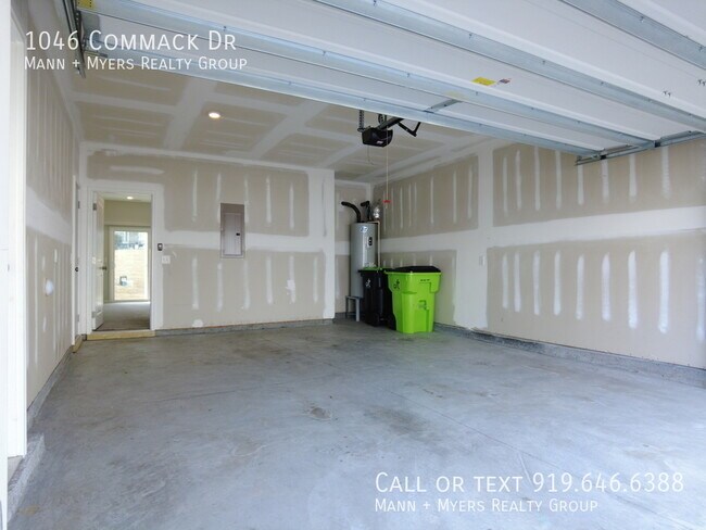 Building Photo - 1046 Commack Dr