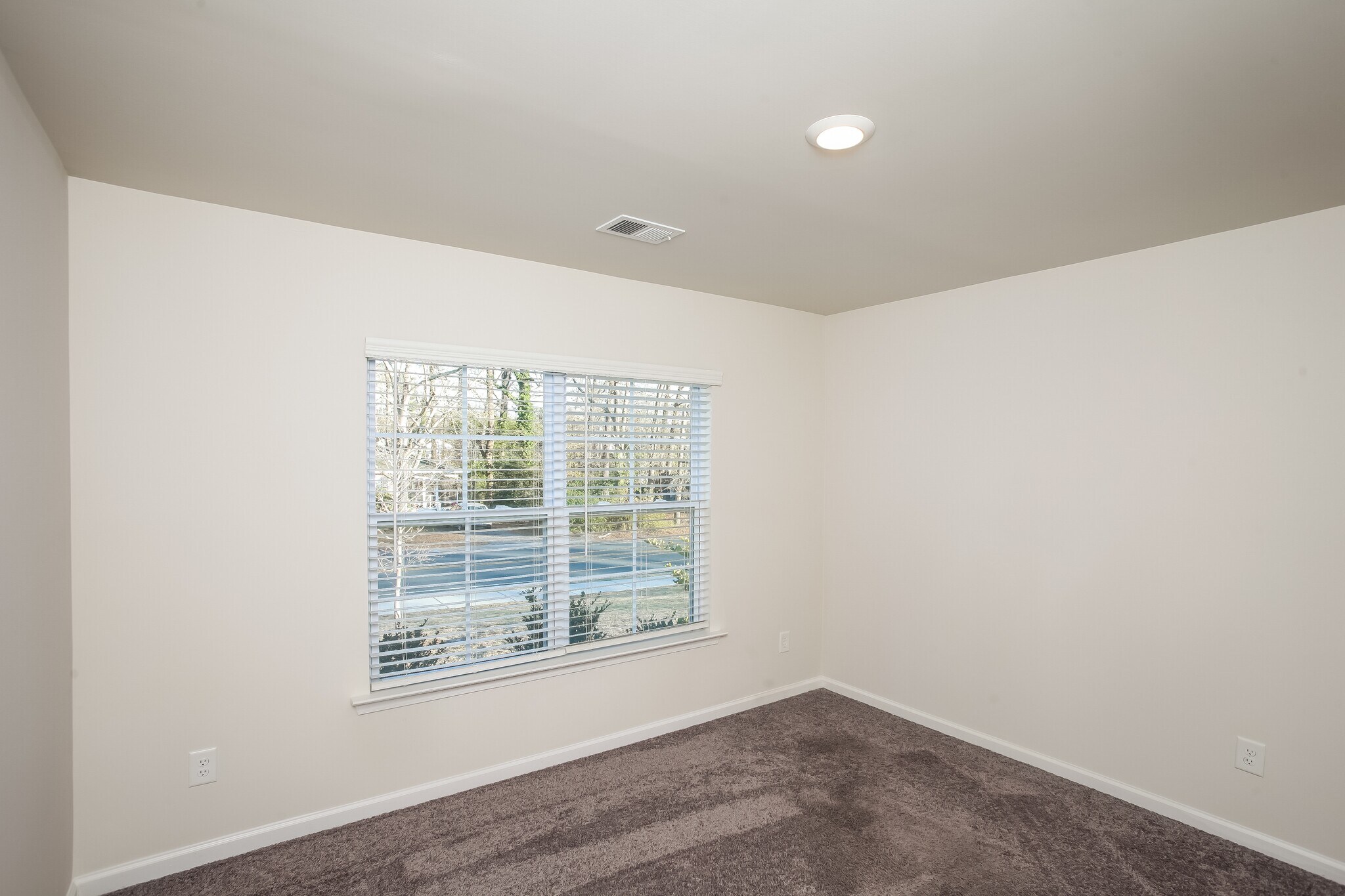 Building Photo - 1217 Lakeshore Dr