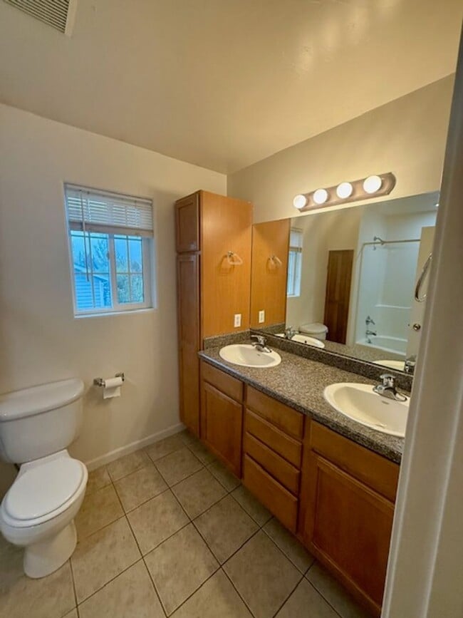 Building Photo - Spacious 4 Bed / 3 Bath Duplex on 1 Acre –...