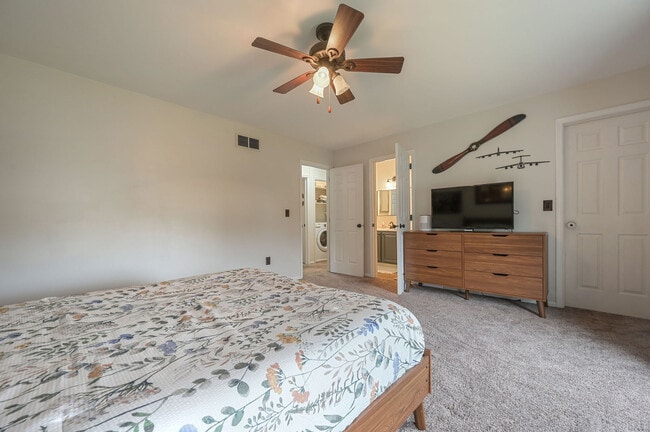 Building Photo - 200 Eagle Crest Dr