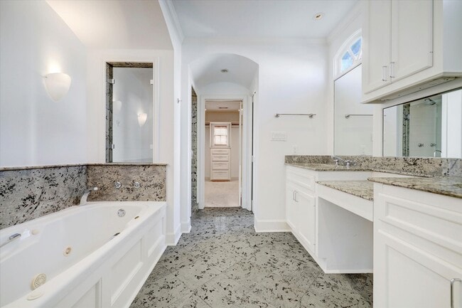 Building Photo - 2622 Westgate Dr
