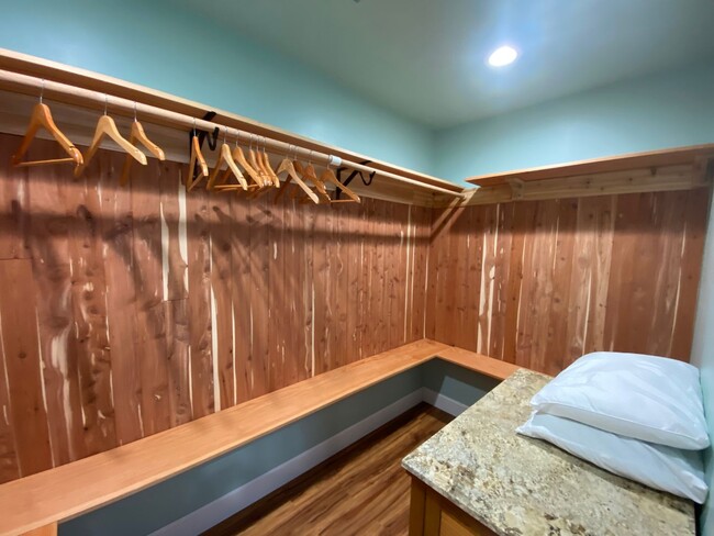 Building Photo - 3-Bed, 2-Bath Custom Furnished Home-Turn K...