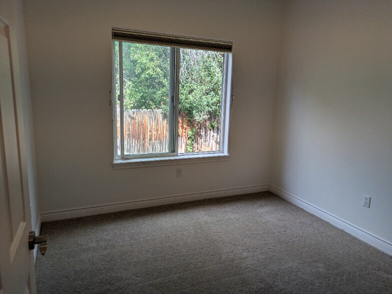 Building Photo - 1591 Roseanna Dr