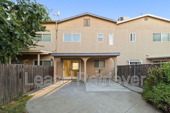 Building Photo - 940 Palm Cir