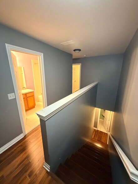 Building Photo - 5647 Hampshire Ln