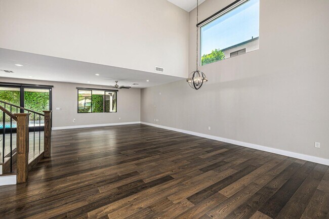 Building Photo - 3821 E Devonshire Ave