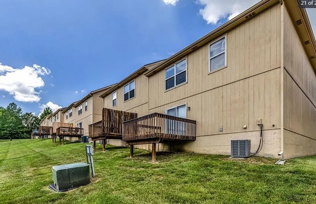 Building Photo - Town House