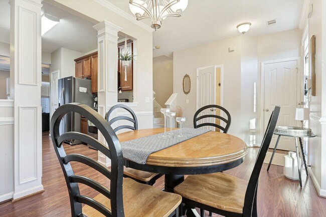 Building Photo - Charming 3 BD - 2.5 BA townhome located so...