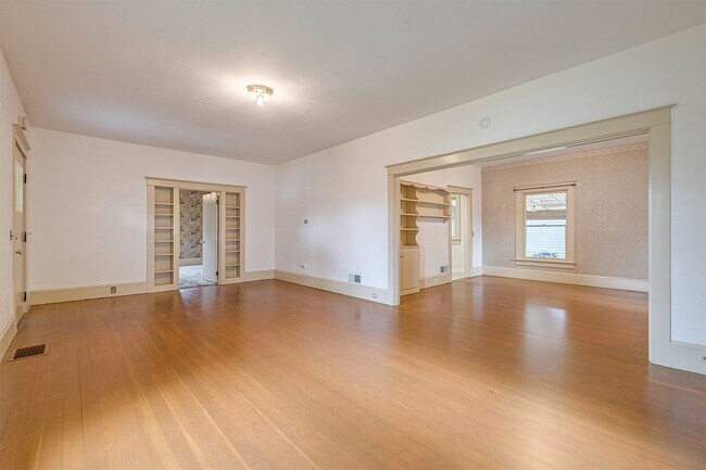 Building Photo - Charming bungalow